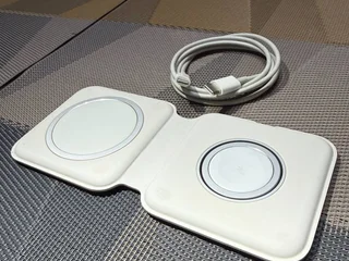 Плеер iPod и лупа