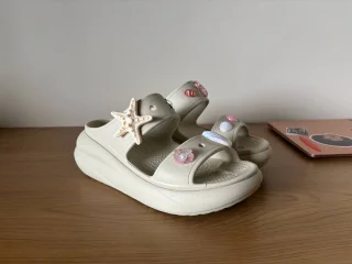 Женские шлепки Crocs