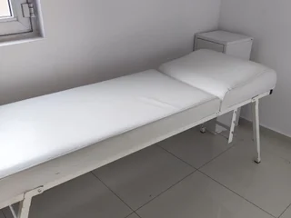Кушетка белая, тумбочка и зеркало с подсветкой