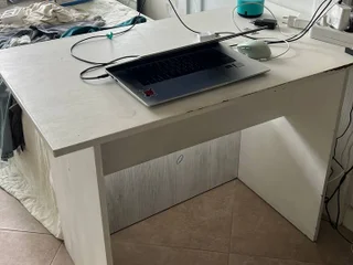 Стол и компьютерный стул