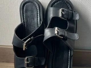 Чёрные шлёпанцы с массивными пряжками