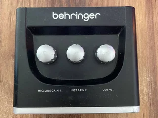 Звуковая карта Behringer UM2