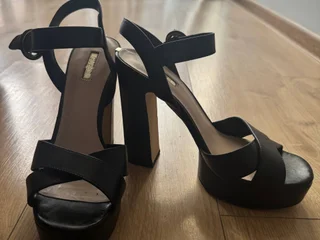 Кожаные босоножки Guess 39р