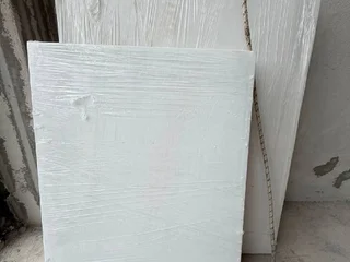 Акустическая панель светлого цвета (120x64x10 см)