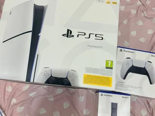 Игровая приставка Sony PlayStation 5 с двумя джойстиками и двумя играми