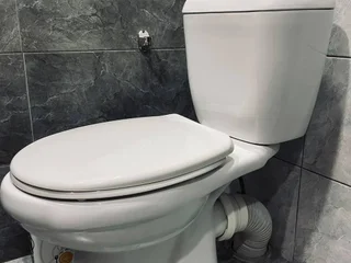 Комплект сантехники (унитаз, умывальник с краном и зеркало)