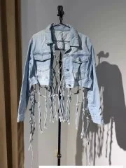 Одежда и настольная лампа