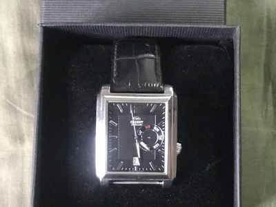 Оригинальные часы Orient Automatic. Потеряна одна половина оригинального ремешка, сохранилась часть с оригинальной застёжкой. Состояние отличное. В комплекте: оригинальная коробка, подушка, фирменная бирка, руководство по эксплуатации и гарантийный талон Orient.