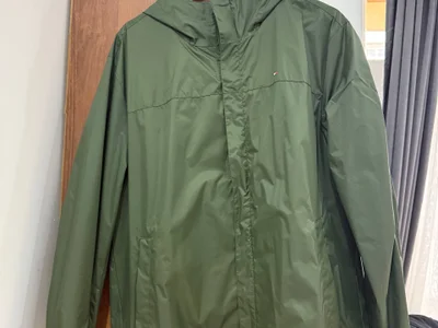 **Продам куртку-ветровку Tommy Hilfiger**