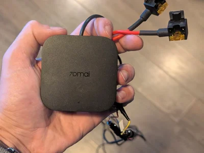 блок питания видеорегистратора 70mai, так называемый hardware kit, для подключения камеры в блок предохранителей. Уже готов и спаян, нужно просто подключить.