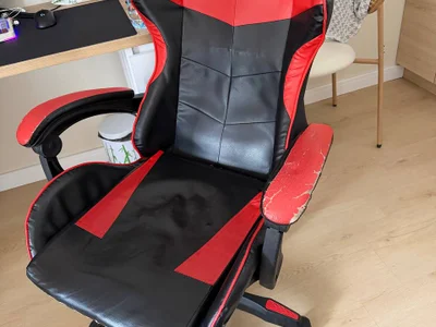 Красное игровое кресло