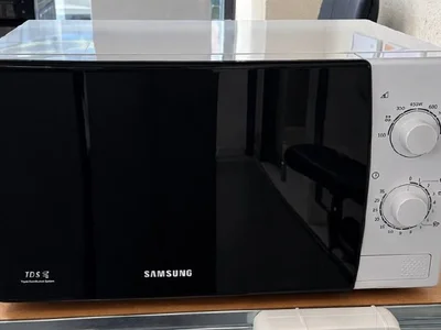 Микроволновая печь SAMSUNG ME81KRW