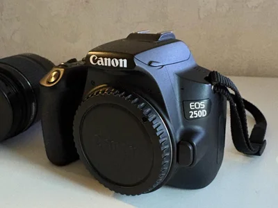 Фотоаппарат Canon EOS 250D с объективом 18-55mm