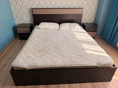 Кровать 160x200 с двумя тумбами, матрасом и трельяжем