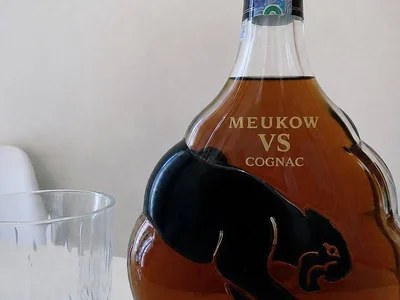 Французский коньяк Meukow VS с бокалом