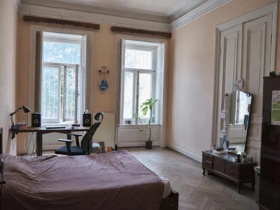 Снова сдаётся большая комната 25 м² (по размеру как отдельная студия, потолки 4м) в историческом центре Тбилиси, на кра