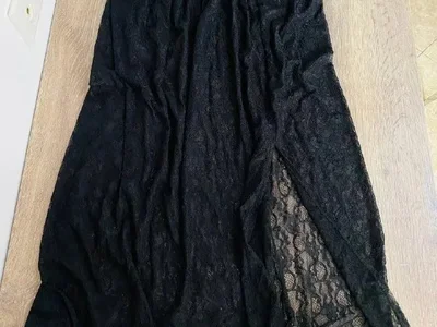 👕 **Юбка кружевная с разрезом**
