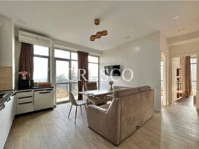 2 спальни | 76м² | 5/11 этаж $1100 | не допускаются Уютная угловая квартира в стиле студии с двумя спальнями , В одной спальне предусмотрена отдельная гардеробная , Два просторных балкона с панорамным видом на зелёный район , Кухня со всей встроенной техникой и посудомоечной машиной , Современный санузел с душевой кабиной и стиральной машиной , Есть интернет, кабельное ТВ и центральное отопление Освобождается в конце ноября Тбилиси Сабуртало до1500 Для получения дополнительной информации по этому лоту свяжитесь с нашим экспертом по аренде недвижимости @CrescoTbilisiAgency