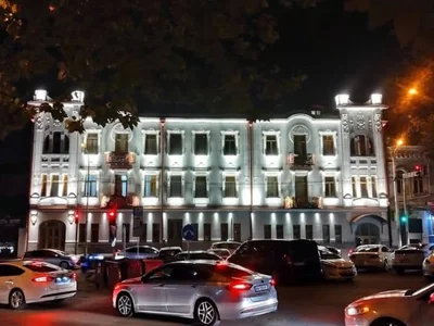 Трёх комнатная квартира в новом отреставрированном здании. квартира в центре Тбилиси, в историческом доме графа