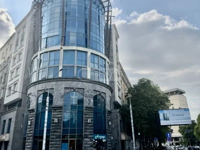 Офисное коммерческое помещение в Сабуртало
