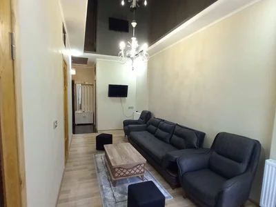 3-комнатная квартира с 2 спальнями, $600