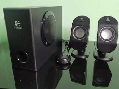 Logitech S-220.