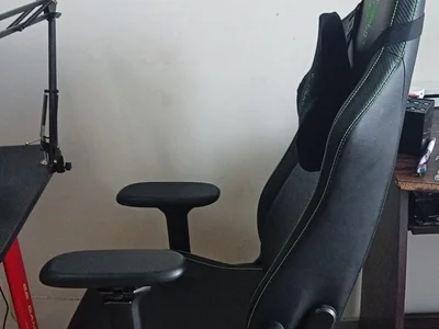 Игровой стол Carbon с держателем для монитора