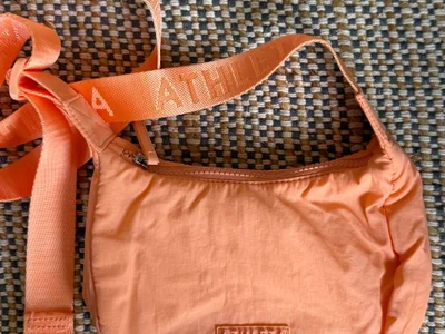 Персиковая спортивная сумка Athleta