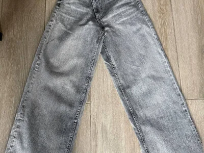 Джинсы Zara, 24 р, на талию до 66 см, бедра до 91. В идеале.