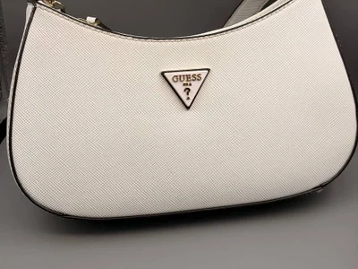 Белая сумка Guess через плечо