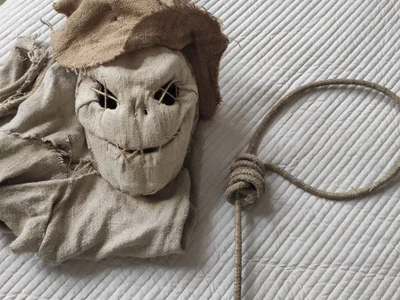 костюм Чучела для Хеллоуина. Покупали мужу на размер 52, рост 183, но если подрезать штанины, то подойдёт и девушке. Состоит из жилетки (под низ нужен ваш лонгслив), широких штанов, офигенной маски с пришитым капюшоном и "шапкой", и уютной удавки на шею 😂