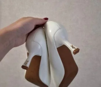 Белые туфли на каблуке