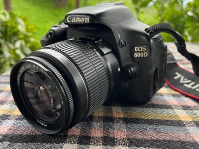 Canon EOS 600D с объективом 18-55мм и картой памяти 16ГБ