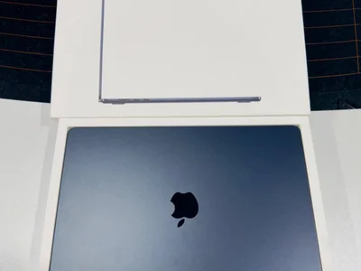 MacBook Air 13,6 дюйма (2025 г.) M4, 16 ГБ ОЗУ, 256 ГБ SSD