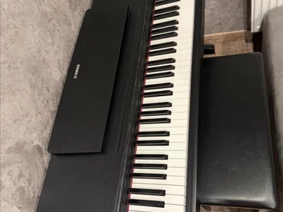 Электро пианино YAMAHA, в идеальном состоянии, всё работает. Красивое, в чёрном цвете, без царапин и следов использования. В комплекте идёт стул и подставка для нот