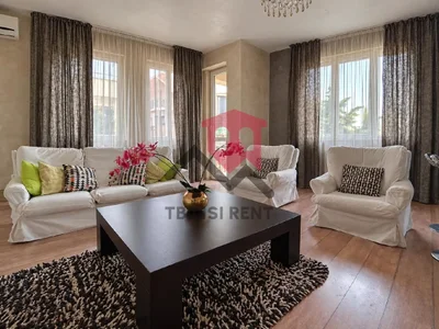 2-комнатная квартира, 90 м², $1100