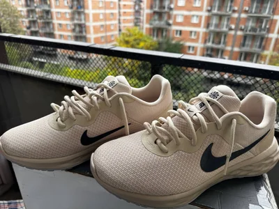 Кроссовки Nike размер 42.5 по мне скорее 42 ровно 42.1/3 новые можно сказать
