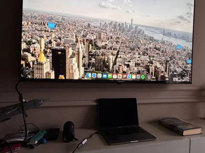 MacBook Pro с проводом HDMI и переходником