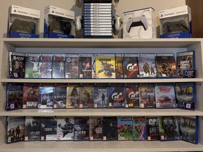 Игровая приставка PlayStation с дисками и контроллерами