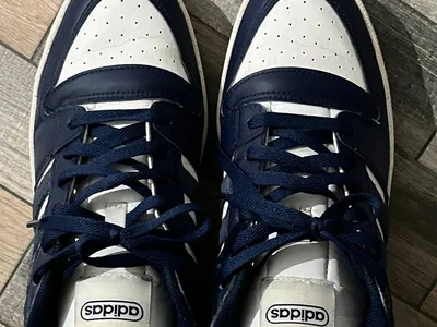 кроссовки **Adidas**