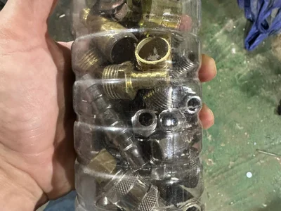 Банка с фитингами