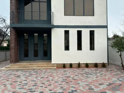 8 room Private House For Sale
