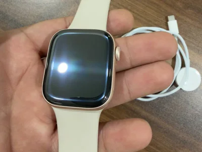 Мобильный телефон и плеер iPod