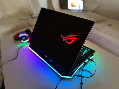 Ноутбук ASUS ROG Zephyrus S GX701 с аксессуарами