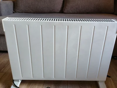 обогреватель / конвектор. 2000W, размеры примерно 70х45 см. Моментально разогревается, легкий по весу. Район метро сити / гранд молл.