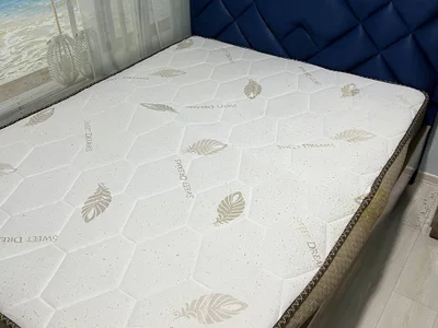 двуспальную кровать, в хорошем состоянии