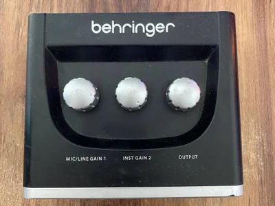 Звуковая карта Behringer UM2