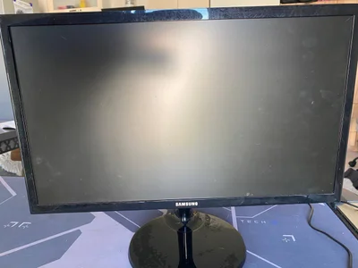 Монитор Samsung с кабелями