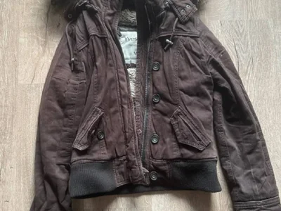 приталенная , коричневая меховая куртка abercrombie & fitch (мех отстегивается