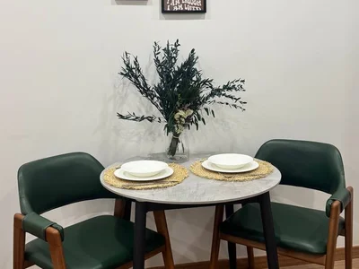 Зеленые стулья из экокожи